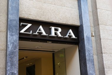Verona, İtalya - 9 Aralık 2018: Mazzini üzerinden Zara mağazası. 1975 yılında Ortega ve Mera tarafından kurulan Galiçya 'nın Arteixo şehrinde bulunan İspanyol giyim ve aksesuar perakendecisi..