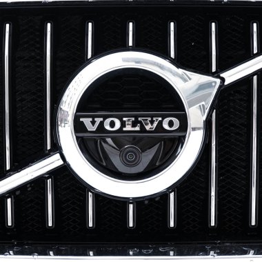 Sankt-Petersburg, Rusya - 08 Şubat 2019 Volvo V90cc, ön görüş. Volvo Araba Üretim logosunun Macro görüntüsü. Yeni Volvo 'nun test sürüşü. 