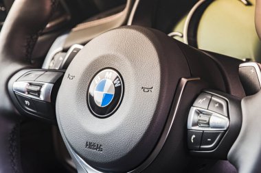 Sankt-Petersburg, Rusya, 17 Ocak 2018: BMW X5M 2017, direksiyona yakın, modern araba iç mekan detayları. BMW araba üretim logosu.