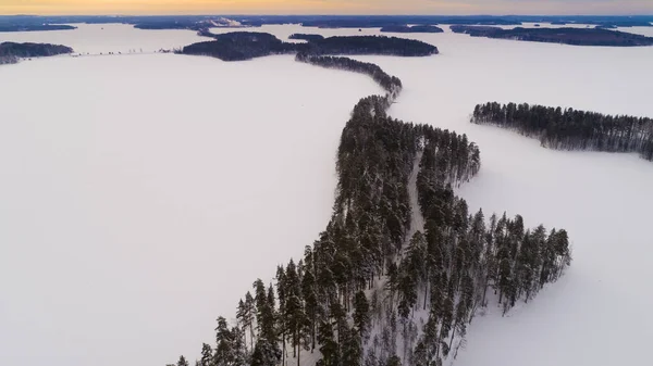 冬季公路的空中景观 冬季风景乡村 雪地的空中摄影 用无人机从上面拍的 空中摄影 — 图库照片