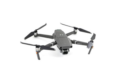 Sankt-Petersburg, Rusya - 5 Ağustos 2019: Beyaz zemin üzerinde yeni dron Dji Mavic 2 Pro, uçmaya hazır. Monitör ve kameradaki dronları tepeden görüntüle