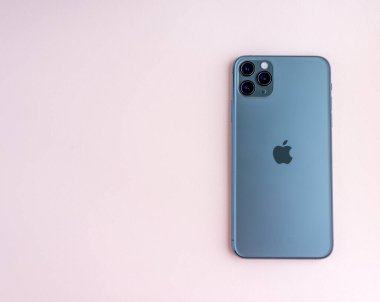 Sankt-Petersburg, Rusya - 3 Kasım 2019: Iphone 11 Max Pro (gece yarısı yeşili) pembe arka plan çekimleri üzerine