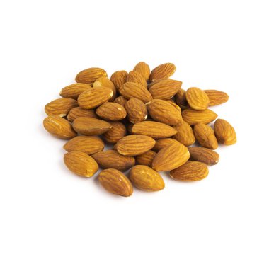 Beyaz arka planda izole edilmiş bir yığın kızarmış badem fıstığı.