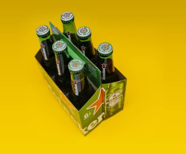 Sankt-Petersburg, Rusya, Fenruary 02, 2020: Sarı arka planda altı paket Heineken light bira 