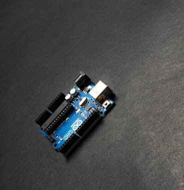 Sankt-Petersburg, Rusya - 28 Şubat 2020: Arduino UNO siyah zemin kurulu, kapatın. Programlama için mikro denetleyici.