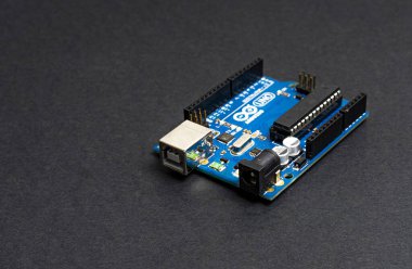 Sankt-Petersburg, Rusya - 28 Şubat 2020: Arduino UNO siyah zemin kurulu, kapatın. Programlama için mikro denetleyici.