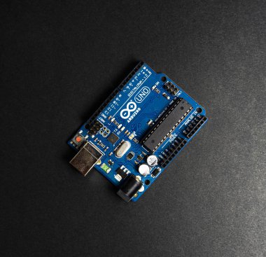 Sankt-Petersburg, Rusya - 28 Şubat 2020: Arduino UNO siyah zemin kurulu, kapatın. Programlama için mikro denetleyici.