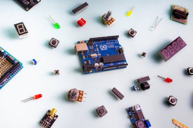 Sankt-Petersburg, Rusya - 28 Şubat 2020: Arduino UNO yönetim kurulu ışık arka planda. Mikro elektronik arduino DIY bileşenleri. Mikro denetleyiciler, panolar, sensörler, kollar, kontrolörler, programlama için mikro denetleyici.
