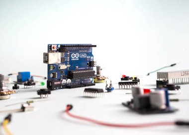 Sankt-Petersburg, Rusya - 28 Şubat 2020: Arduino UNO yönetim kurulu ışık arka planda. Mikro elektronik arduino DIY bileşenleri. Mikro denetleyiciler, panolar, sensörler, kollar, kontrolörler, programlama için mikro denetleyici.