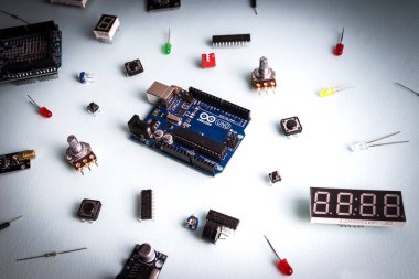 Sankt-Petersburg, Rusya - 28 Şubat 2020: Arduino UNO yönetim kurulu ışık arka planda. Mikro elektronik arduino DIY bileşenleri. Mikro denetleyiciler, panolar, sensörler, kollar, kontrolörler, programlama için mikro denetleyici.