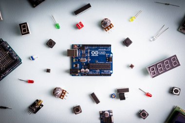 Sankt-Petersburg, Rusya - 28 Şubat 2020: Arduino UNO yönetim kurulu ışık arka planda. Mikro elektronik arduino DIY bileşenleri. Mikro denetleyiciler, panolar, sensörler, kollar, kontrolörler, programlama için mikro denetleyici.