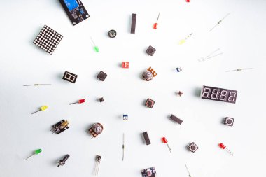 Mikro elektronik arduino DIY bileşenleri ışık arkaplanı, üst görünüm, kopyalama alanı. Mikro kontrolörler, panolar, sensörler, kollar, kontrolörler.