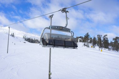 Finlandiya 'daki kayak merkezinde kayak kaldıran kayak pisti, Ruka