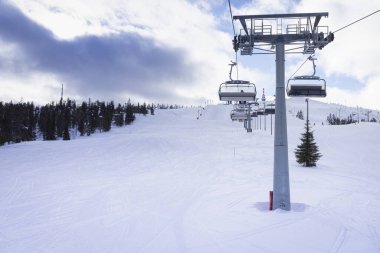Finlandiya 'daki kayak merkezinde kayak kaldıran kayak pisti, Ruka