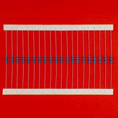 Projeler için elektronik bileşenler, kırmızı arkaplan üzerinde rezistörler