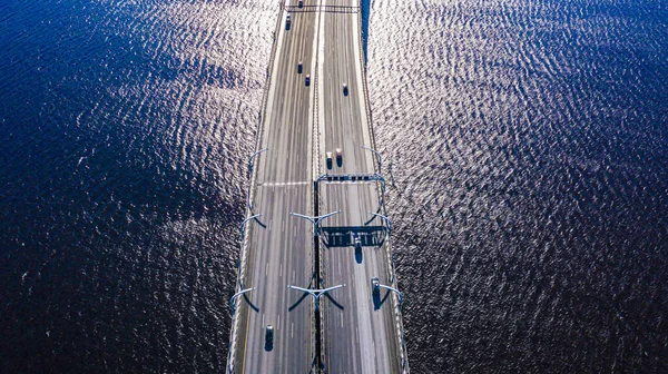 桥上高速公路的空中景观 车辆在水面上飞驰而过 — 图库照片