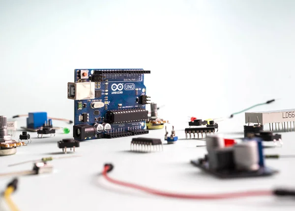 Sankt-Petersburg, Rusya - 28 Şubat 2020: Arduino UNO yönetim kurulu ışık arka planda. Mikro elektronik arduino DIY bileşenleri. Mikro denetleyiciler, panolar, sensörler, kollar, kontrolörler, programlama için mikro denetleyici.