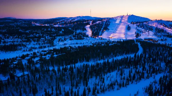 Ruka Kayak Merkezi Yamaçlarında Ruka Finlandiya Kayak Merkezli Orman Dağları — Stok fotoğraf