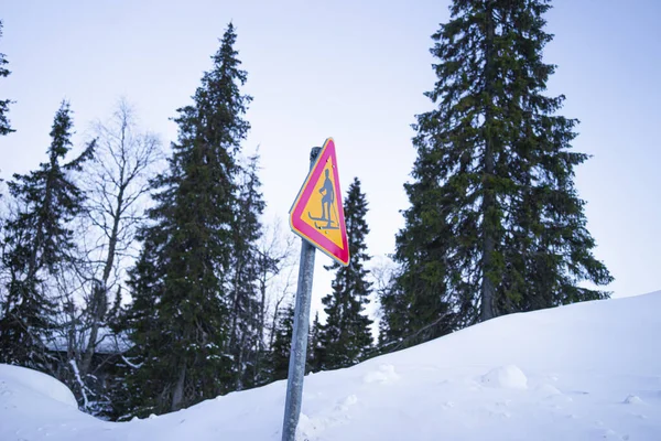 有滑雪者的红色和黄色路标 — 图库照片