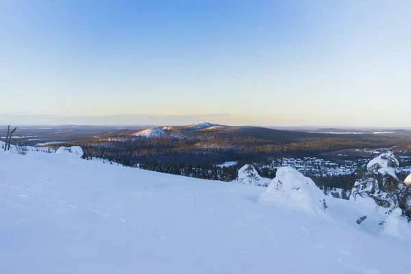 鲁卡滑雪胜地斜坡 芬兰鲁卡 带滑雪胜地的鸟瞰森林山脉 — 图库照片