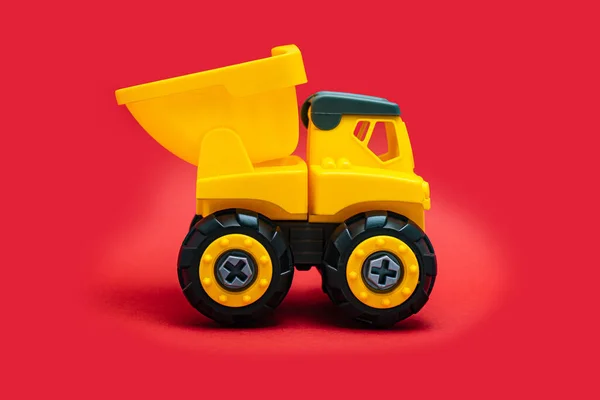 Żółty Samochód Zabawki Truck Nad Czerwonym Tle Studio Shot Ładunek — Zdjęcie stockowe