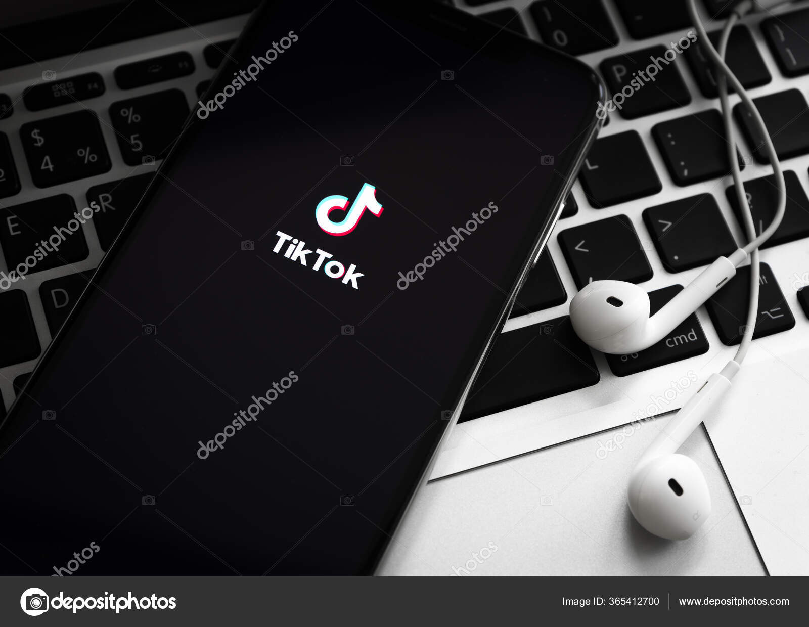 Logotipo de tiktok fotos de stock, imágenes de Logotipo de tiktok sin  royalties | Depositphotos