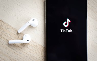 Sankt-Petersburg, Rusya, 5 Nisan 2020: Apple iPhone XS Max ekranında Tik Tok uygulama simgesi. Tik Tok simgesi. Tik tok uygulaması. Tiktok Sosyal medya ağı. Sosyal ortam simgesi