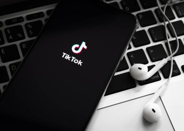 Sankt-Petersburg, Rusya, 5 Nisan 2020: Apple iPhone XS Max ekranında Tik Tok uygulama simgesi. Tik Tok simgesi. Tik tok uygulaması. Tiktok Sosyal medya ağı. Sosyal ortam simgesi
