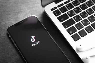 Sankt-Petersburg, Rusya, 5 Nisan 2020: Apple iPhone XS Max ekranında Tik Tok uygulama simgesi. Tik Tok simgesi. Tik tok uygulaması. Tiktok Sosyal medya ağı. Sosyal ortam simgesi