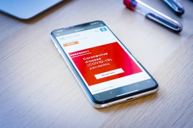 Batık-Petersburg, Rusya - 5 Nisan 2020: Dünya Sağlık Örgütü telefon ekranının üst görüntüsü. Covid-19 ya da Coronavirus bilgileri Who.int web sitesinde, covid-19 salgınının kırmızı uyarı ekranı