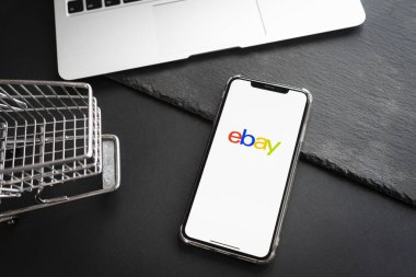 Saint-Petersburg, Rusya - 05 Nisan 2020: ebay uygulama yükleme logosuna sahip telefon ekranı, ebay en büyük online açık artırma ve alışveriş sitelerinden biridir.