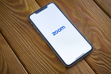 Sankt-Petersburg, Rusya, 10 Nisan 2020: Zoom Video Konferansı Uygulamasının iPhone XS Max ekranında görüntülenmesi, ZOOM Bulut Buluşmaları. Video konferans yazılımı. Video çağrısı ve iletişim