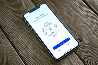Sankt-Petersburg, Rusya, 10 Nisan 2020: Zoom Video Konferansı Uygulamasının iPhone XS Max ekranında görüntülenmesi, ZOOM Bulut Buluşmaları. Video konferans yazılımı. Video çağrısı ve iletişim