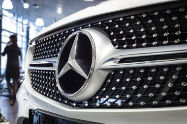 Sankt-Petersburg, Rusya, Nisan 01, 2020: Mercedes-Benz logosu ön ızgarada, lüks yarış arabasının dış tarafında