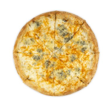 Lezzetli pizza. Çedar peynirli, parmesanlı, mozzarella peynirli ve domates soslu. Beyaz arkaplan üzerinde izole edilmiş