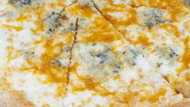 Lezzetli pizza. Çedar peyniri, parmesan peyniri, mozzarella ve domates soslu.