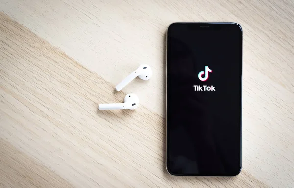 2020年4月5日 俄罗斯圣彼得堡 Tik Tok在Apple Iphone Max屏幕上的应用图标 Tik Tok图标 Tik Tok应用程序 — 图库照片