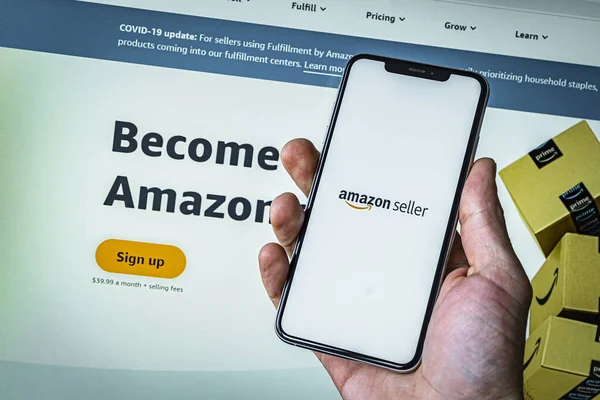 Sankt-Petersburg, Rusya, 10 Nisan 2020: Apple iPhone XS Max ekranında Amazon alışveriş uygulaması ikonu. Amazon alışveriş uygulaması simgesi. Amazon mobil uygulaması. Sosyal medya ağı
