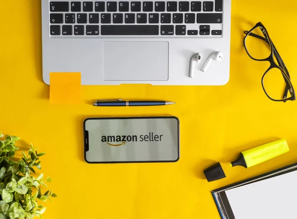 Sankt-Petersburg, Rusya, 10 Nisan 2020: Apple iPhone X ekranında Amazon satıcı uygulama simgesi. Amazon alışveriş uygulaması simgesi. Amazon mobil uygulaması. Sosyal medya ağı