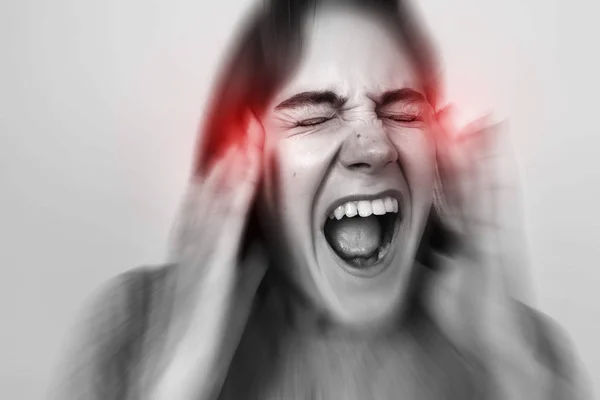 きれいな女性のストレスと頭痛は、片頭痛の痛みを抱えての肖像画。赤のアクセントと黒と白。痛みの概念のクローズ アップ — ストック写真