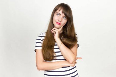 Gri bir arka plan üzerinde kadın düşünüyor