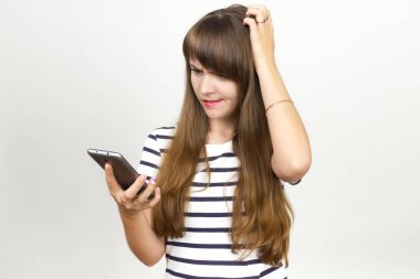 Bir cep telefonu kullanan sürpriz kadın 