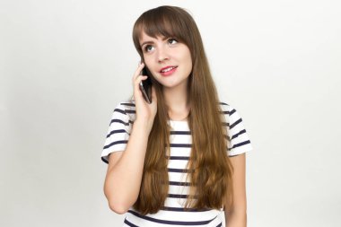 bir cep telefonu kullanan kadın 