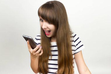 Cep telefonu ve sinir kullanan kadın