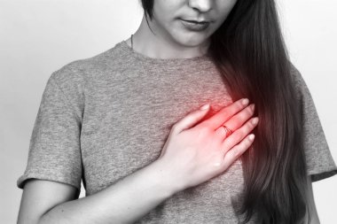 Güzel kadın, kalp krizi ya da kırık kalp