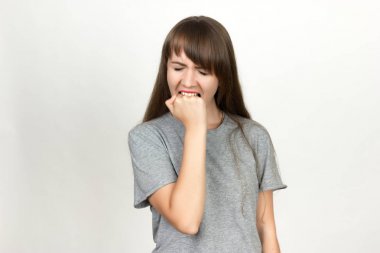 Genç kız ona yumruk ısırıyor