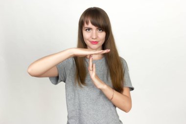 Dur hareket gösteren kadın