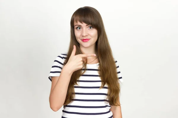 Mujer feliz mostrando el dedo sobre fondo gris . —  Fotos de Stock