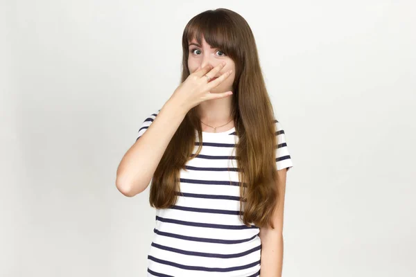 Frau hält Nase wegen schlechten Geruchs — Stockfoto