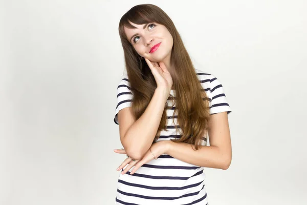 Frau denkt auf grauem Hintergrund — Stockfoto